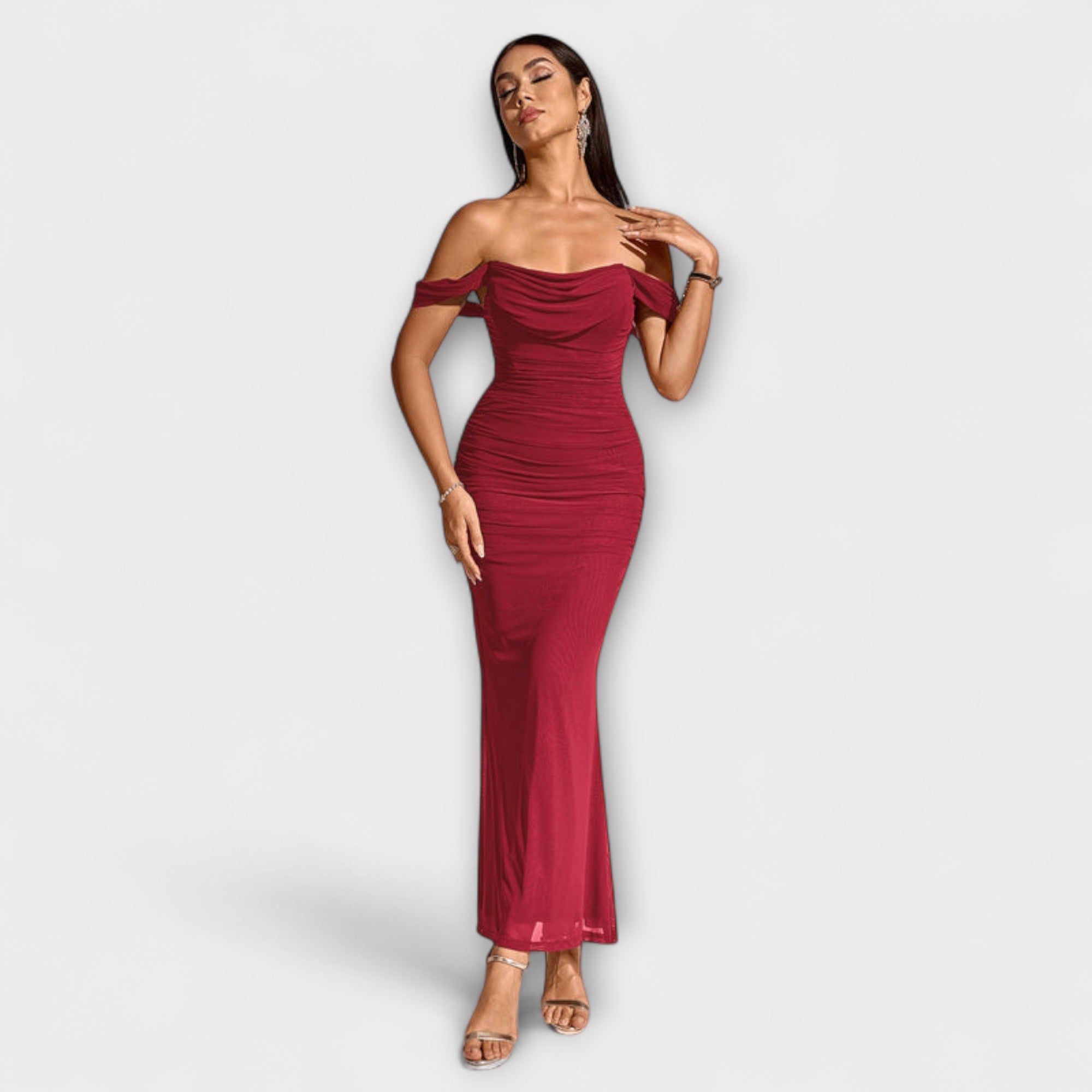 Ione - Bodycon kleita ar atklātiem pleciem un ruļļiem