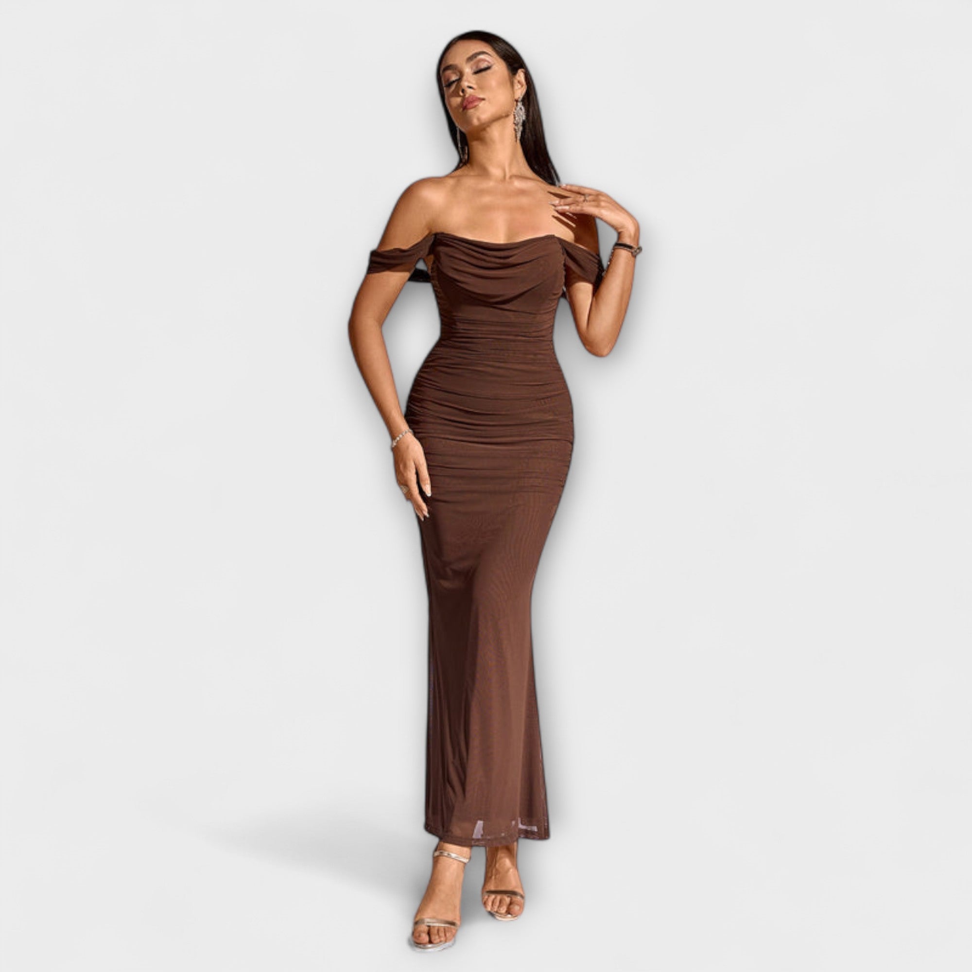 Ione - Bodycon kleita ar atklātiem pleciem un ruļļiem