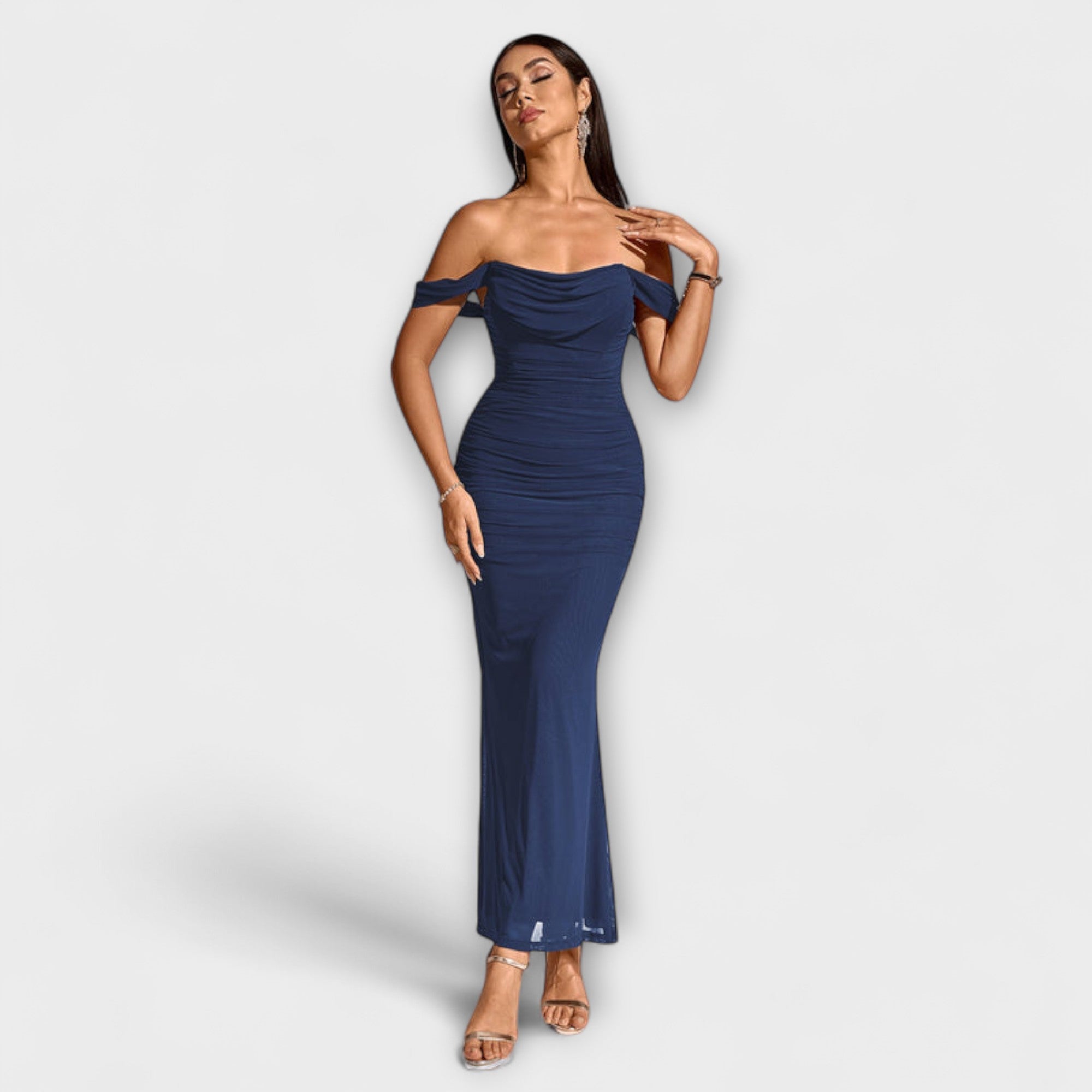 Ione - Bodycon kleita ar atklātiem pleciem un ruļļiem