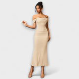 Ione - Bodycon kleita ar atklātiem pleciem un ruļļiem